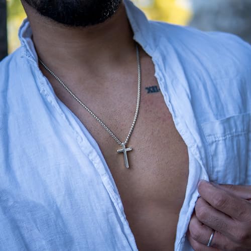 Detalle 2 de SERASAR cruz collar para hombre en acero inoxidable 60 cm — diseño sobrio y duradero
