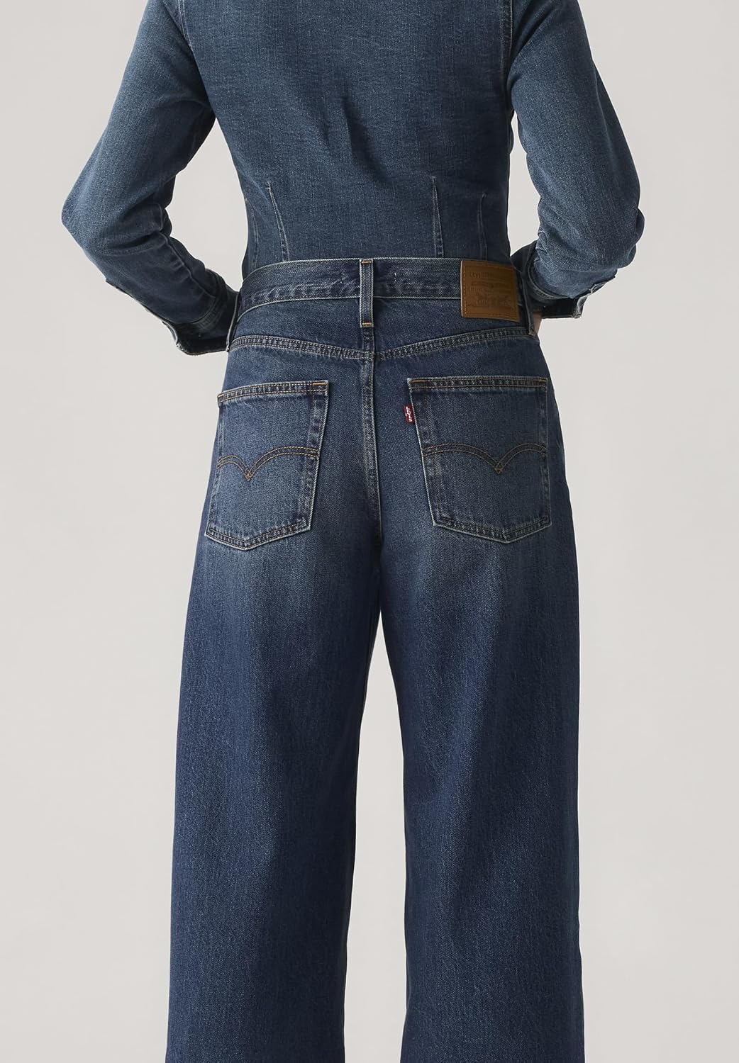 Detalle de Levi's XL Straight-jeans för dam med vida, raka ben och knytbar midja