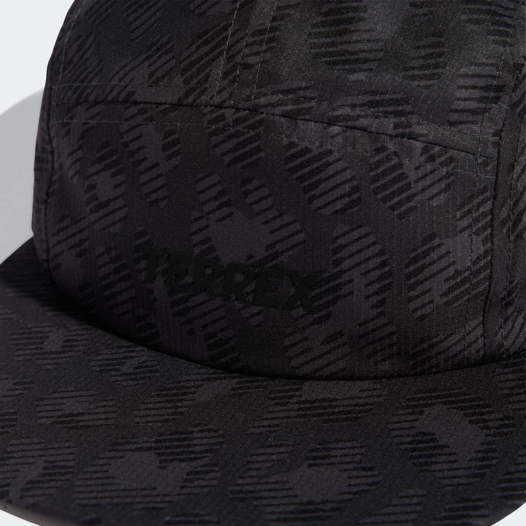 Detalle de Gorra Terrex Xperior CLIMACOOL de Adidas: funcionalidad outdoor con estilo neutro en gris