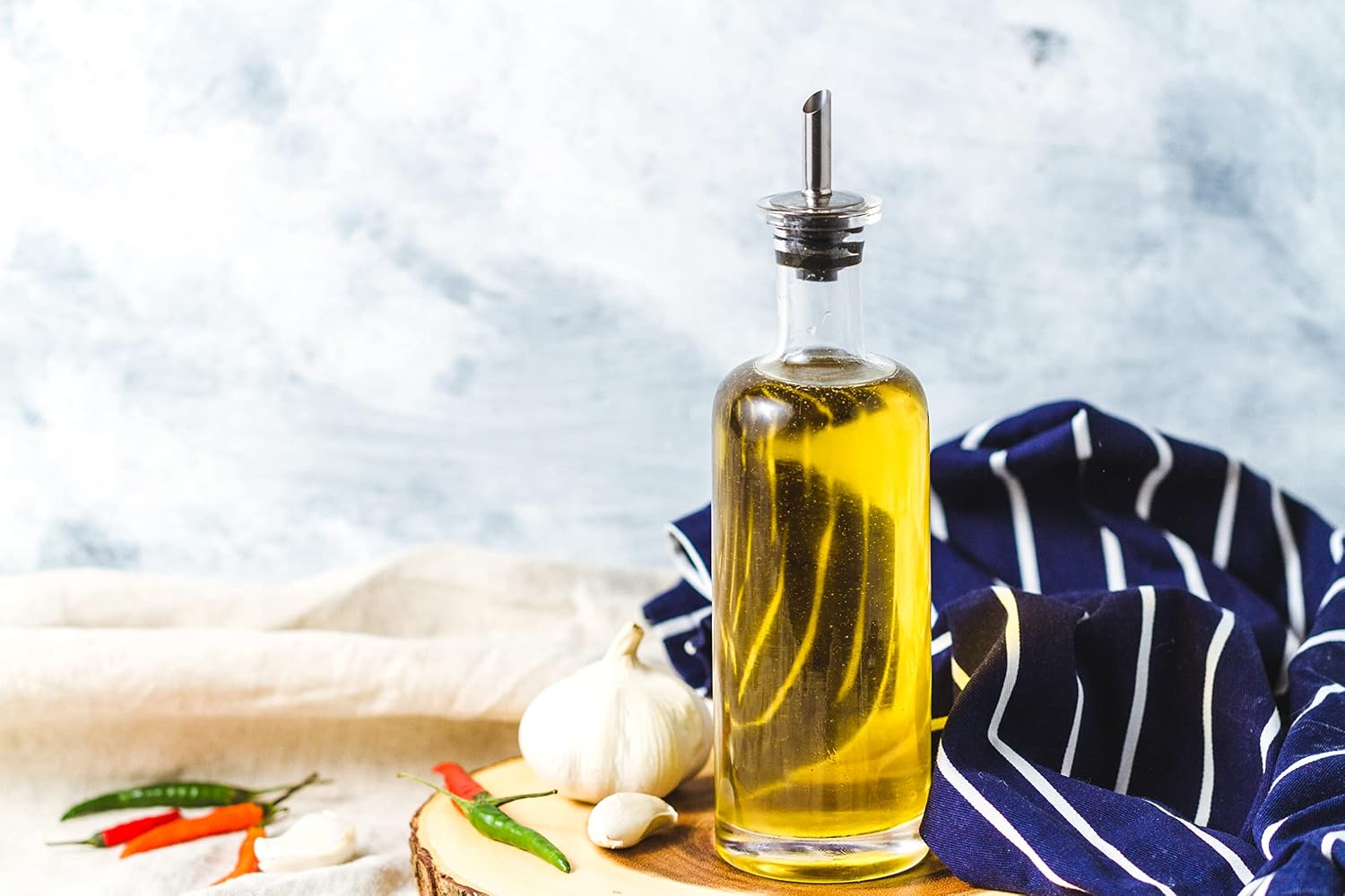 Detalle de KitchenCraft World of Flavours Glass Oil and Vinegar Pourer with Drizzler Spout