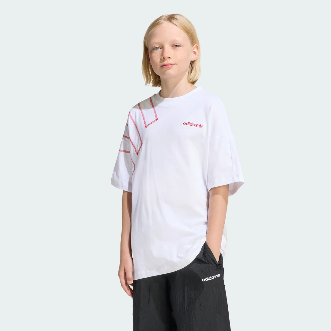 Detalle de Camiseta holgada con diseño de bloques de Adidas – color blanco
