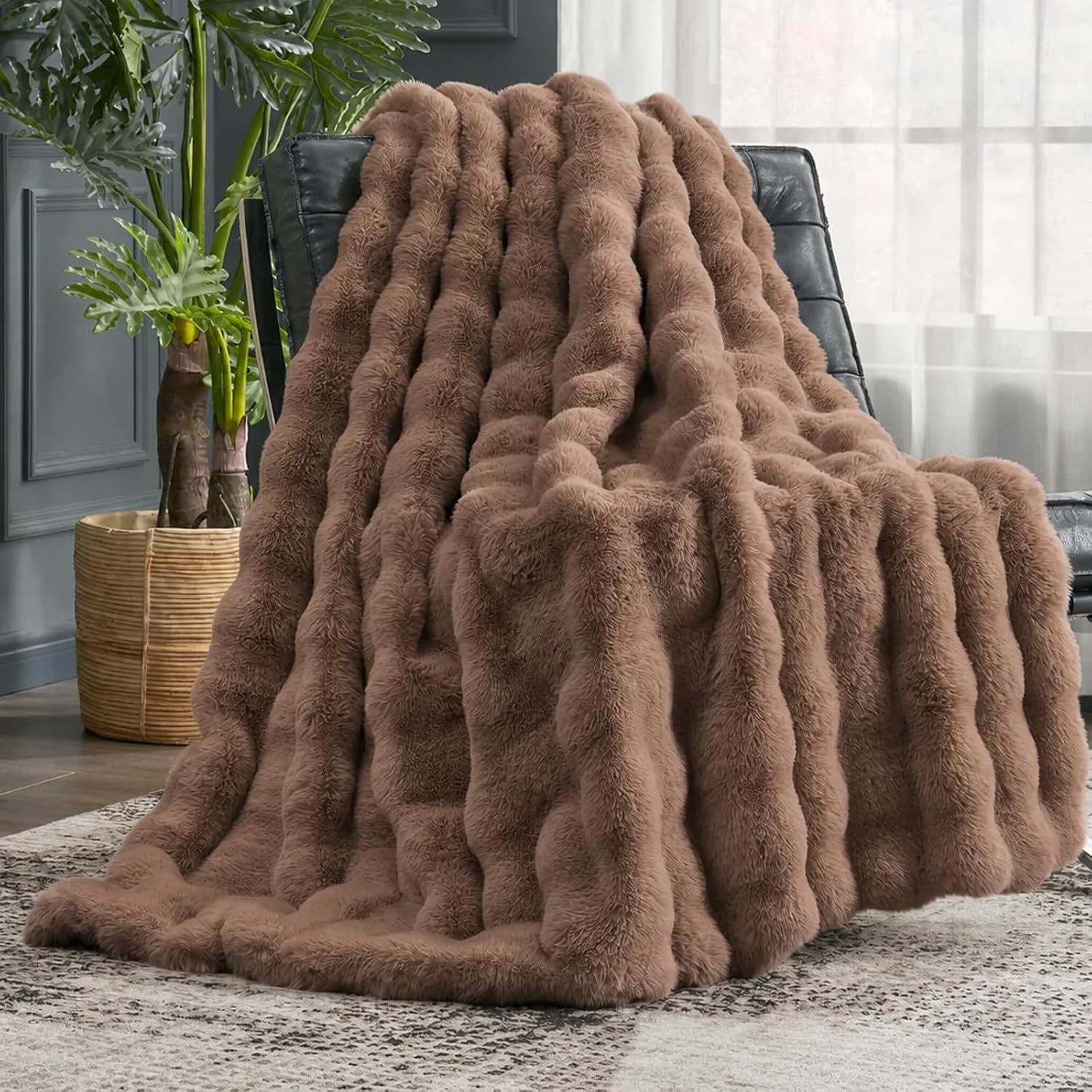 Detalle de Cozy Bliss Faux Fur Throw Blanket: Ultra-Soft Bubble Design for Couch and Bedroom