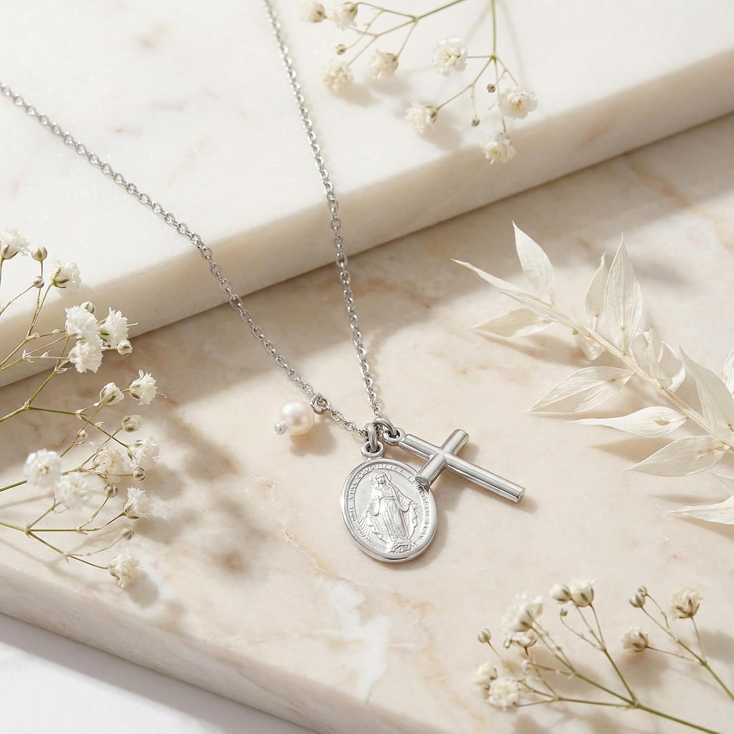 Detalle 2 de Engelsrufer Damen Halskette aus Sterling Silber mit Kreuz- und Maria-Anhänger, Muschelperle, verstellbar 40–44 cm, nickelfrei