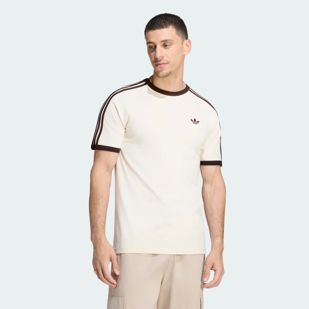 Detalle de Camiseta 3S CALI de Adidas — blanco, comodidad diaria para entrenar y viajar