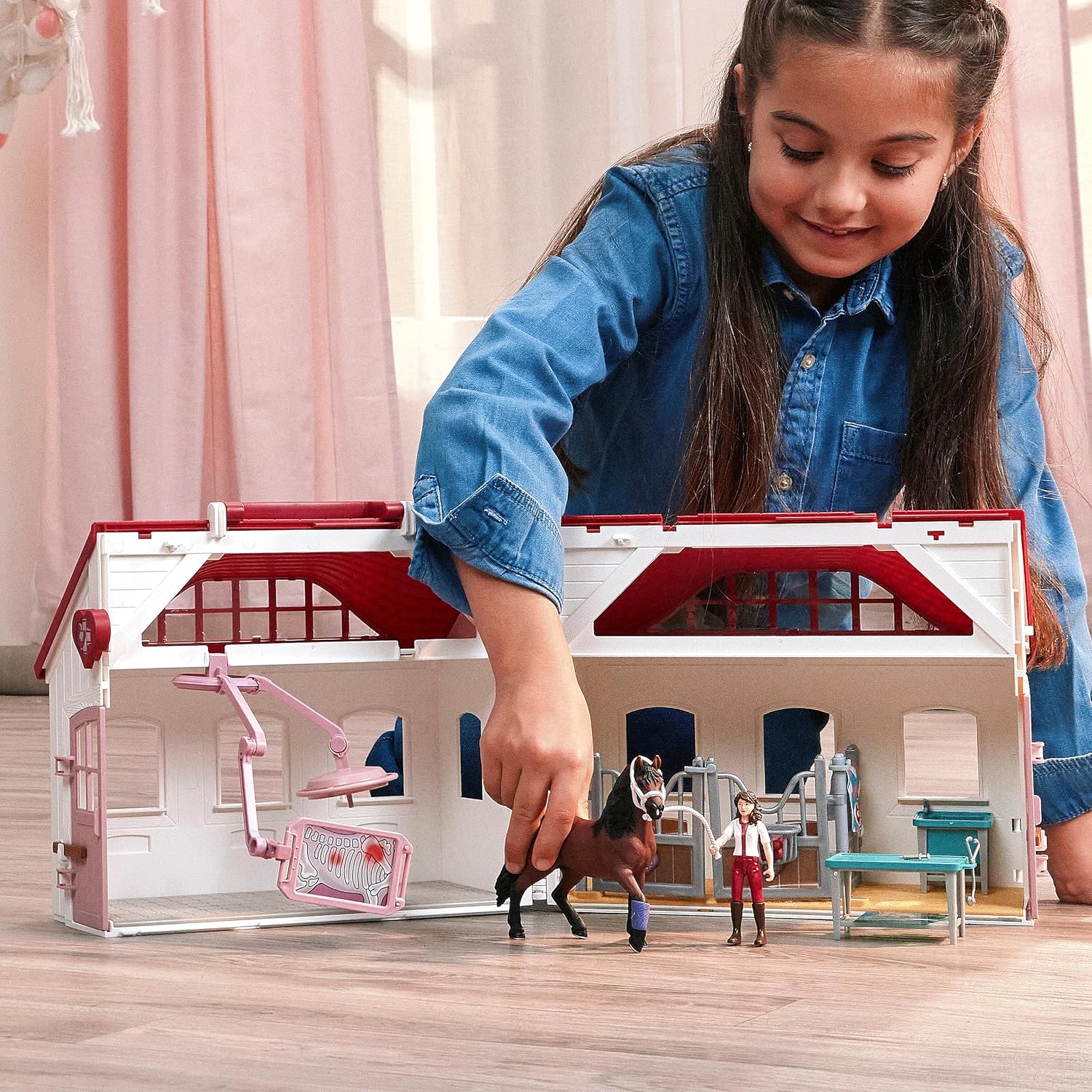 Detalle de SCHLEICH Horse Club Pferdeklinik Heilende Hufe – 64-teiliges, transportables Set