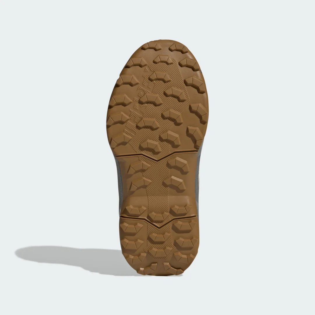 Detalle de Zapatilla Terrex AX4r Hiking de Adidas — resistencia y confort para tus rutas