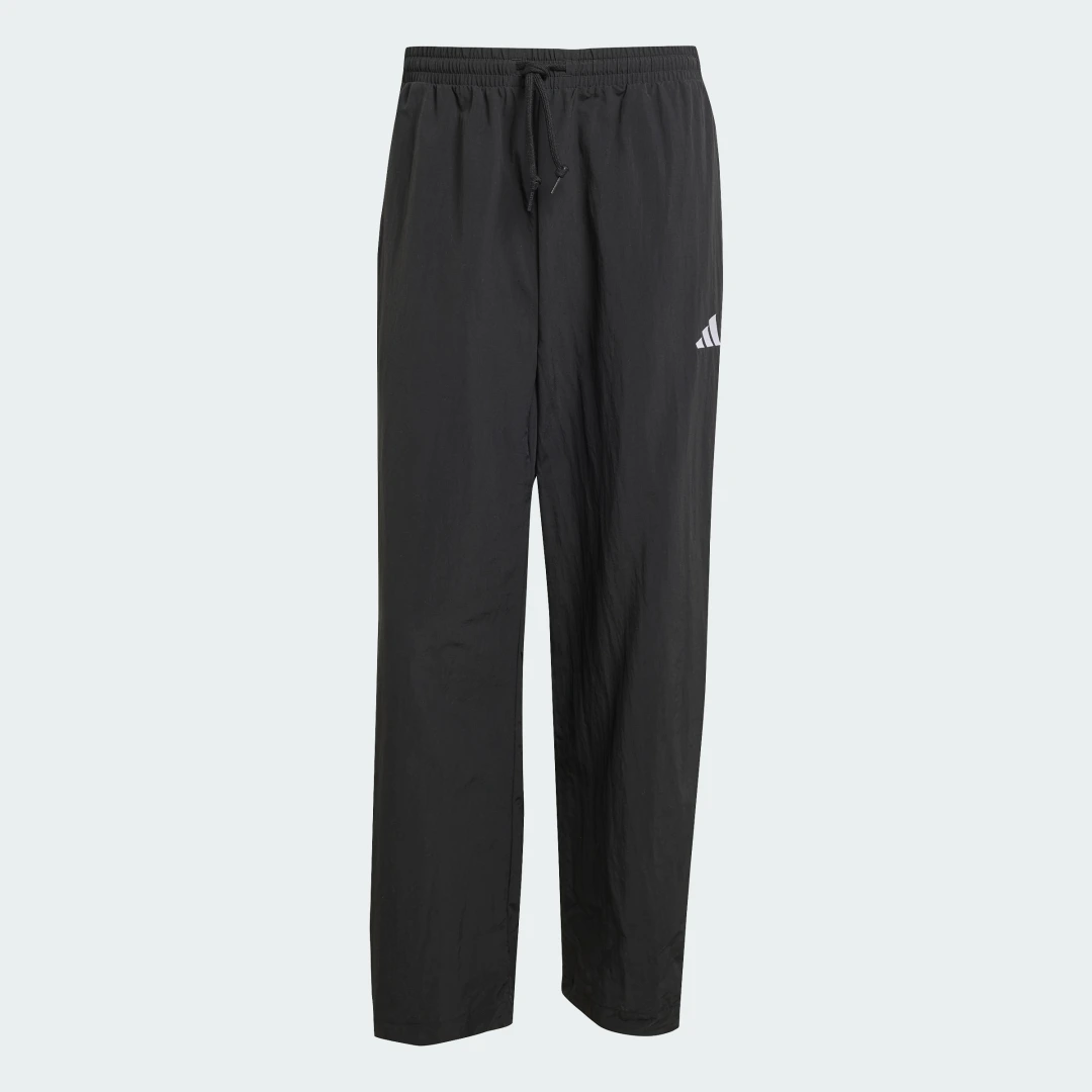 Detalle 2 de Pantalón técnico Essential de Adidas (negro) con logotipo pequeño y dobladillo abierto