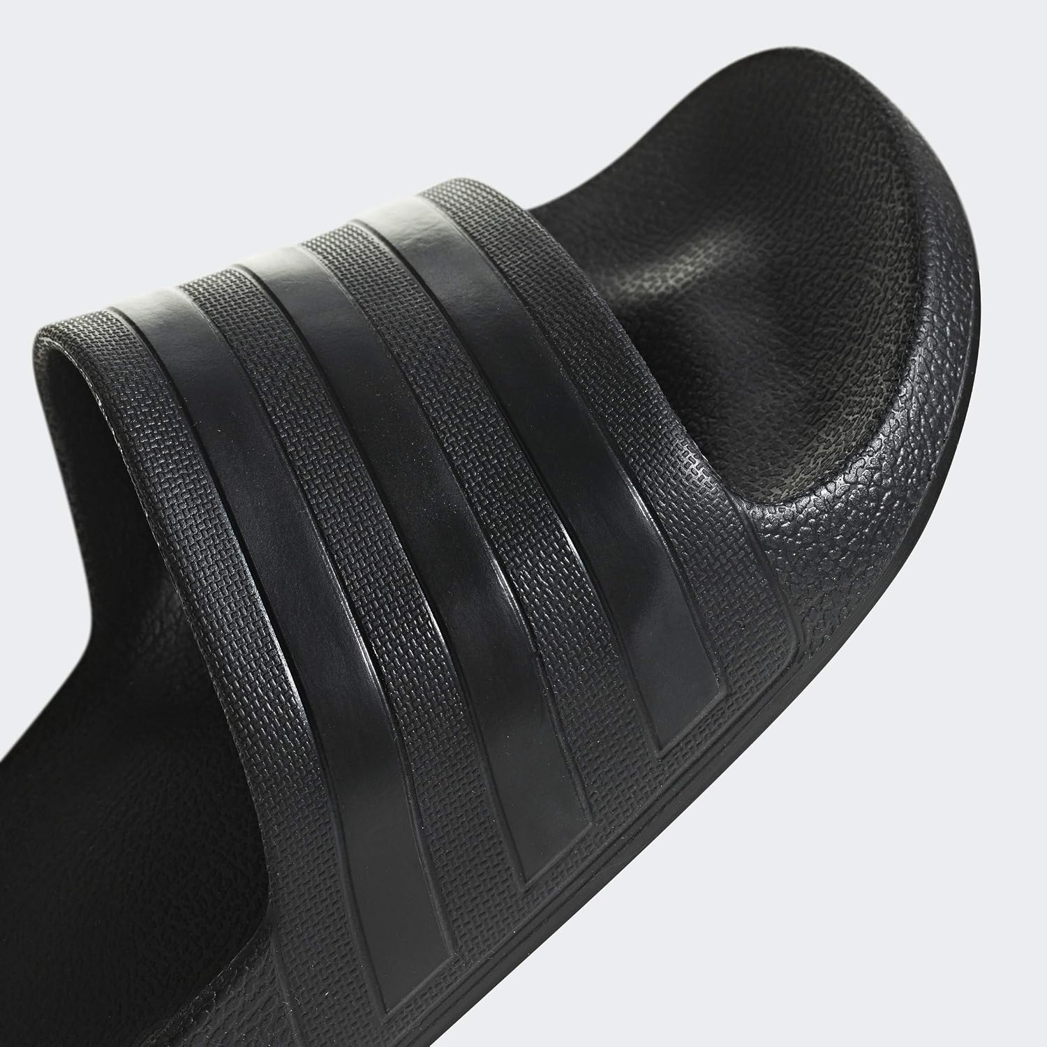 Detalle de Adidas Unisex Adilette Aqua Slides Core Black – pragmatic everyday comfort