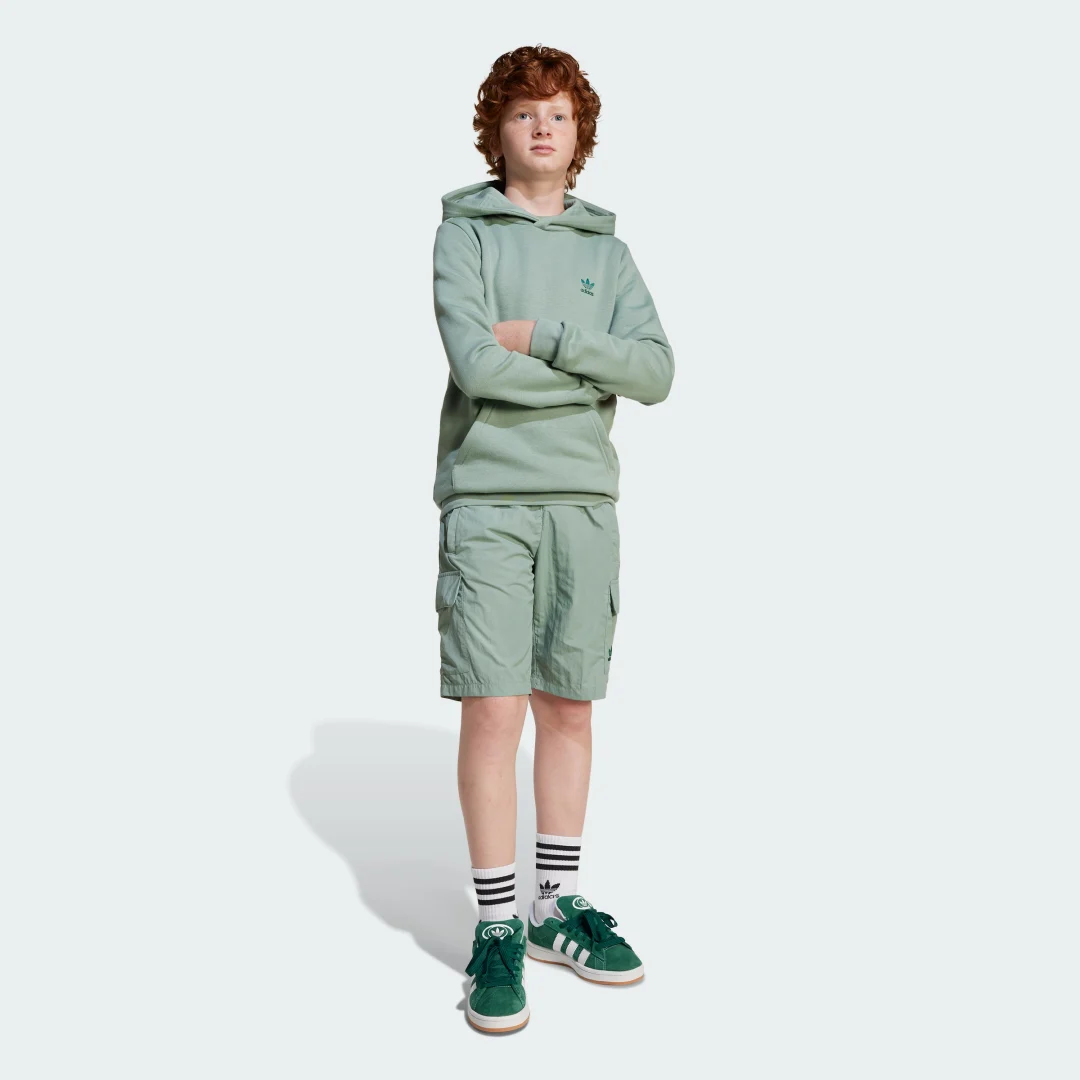 Detalle de Pantalón corto Cargo Kids de Adidas: práctico y cómodo para los más activos