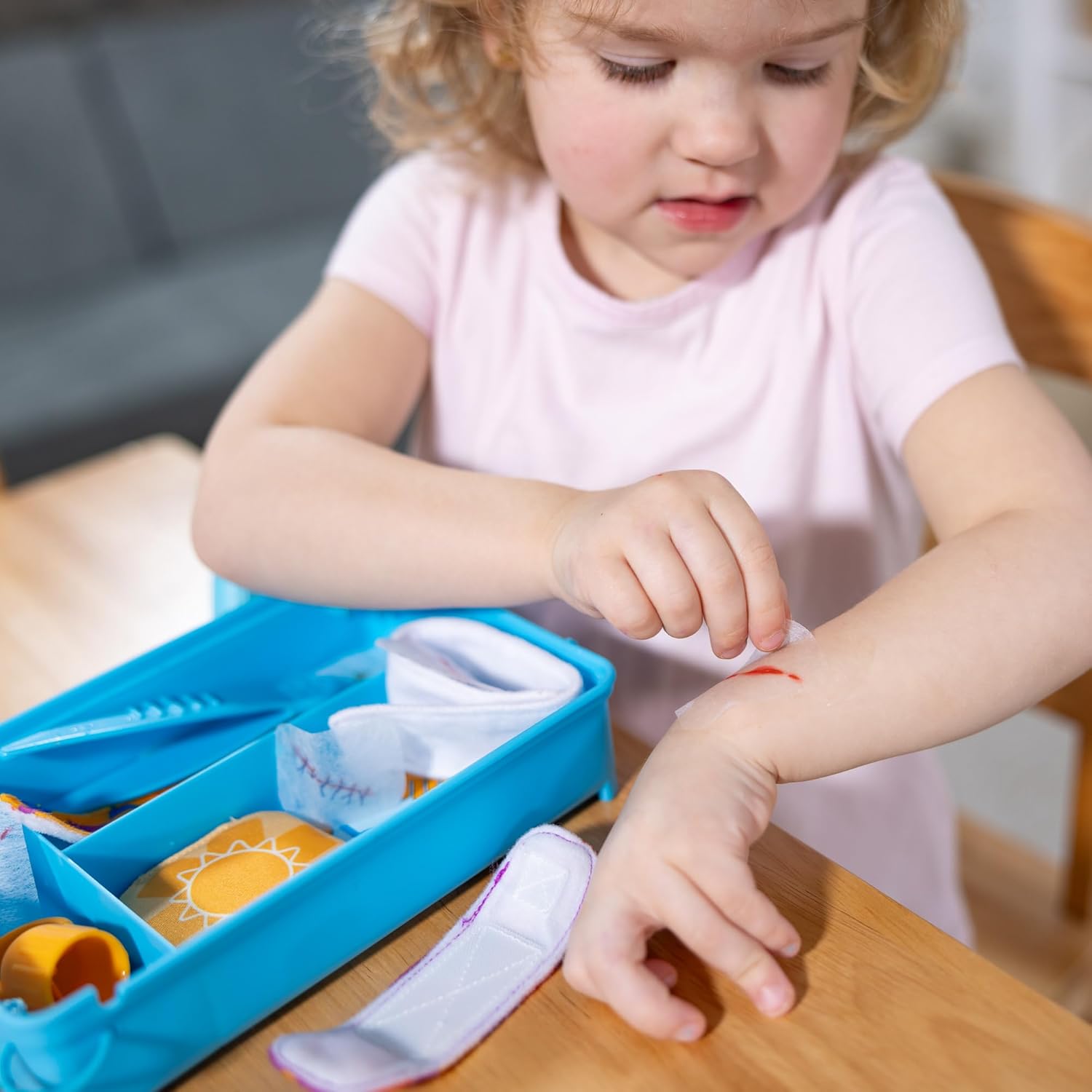 Thumbnail 5 de Melissa & Doug Ensemble de jeux bobos et bandages réutilisables – Kit de premiers secours ludique à partir de 3 ans