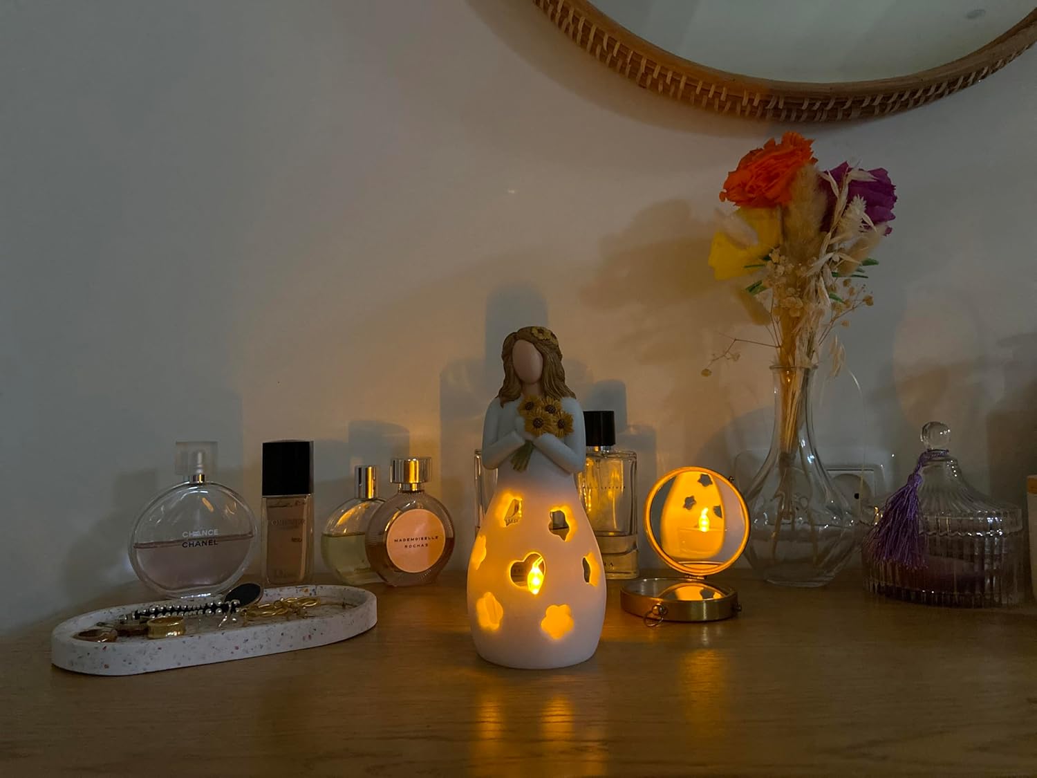 Thumbnail 6 de Sunflower Girl Candle Holder – Hand-Painted LED Tealight Figurine for Thoughtful Gifts