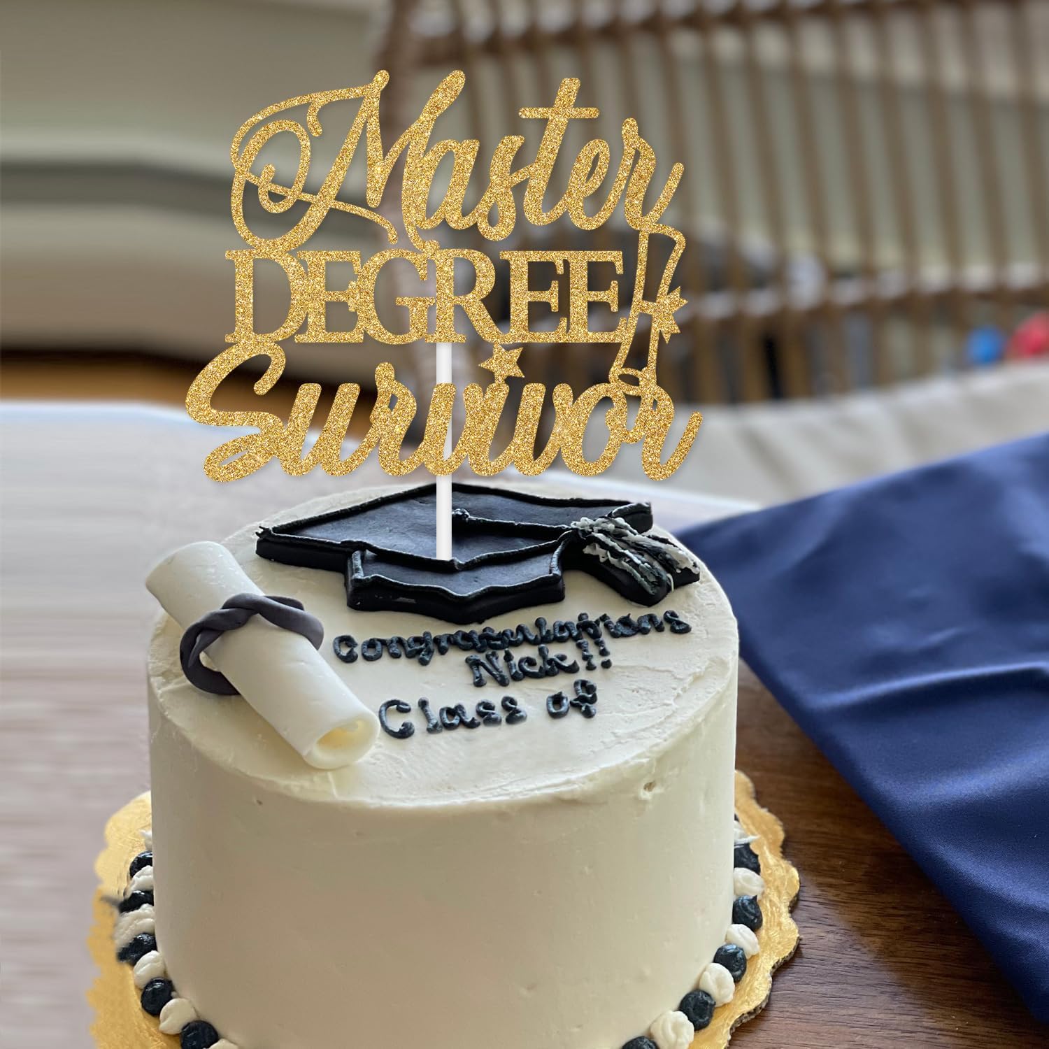 Detalle 2 de Jenrtvis Master Degree Survivor Cake Topper, Gold Glitter Class of 2026