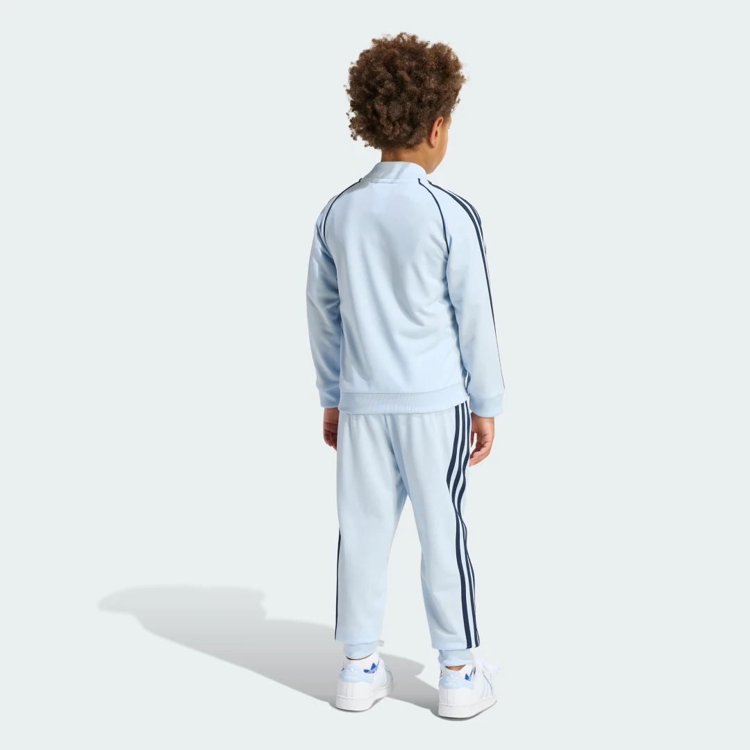 Detalle 2 de CHÁNDAL SST Adidas: chaqueta azul para días casuales y entrenamiento