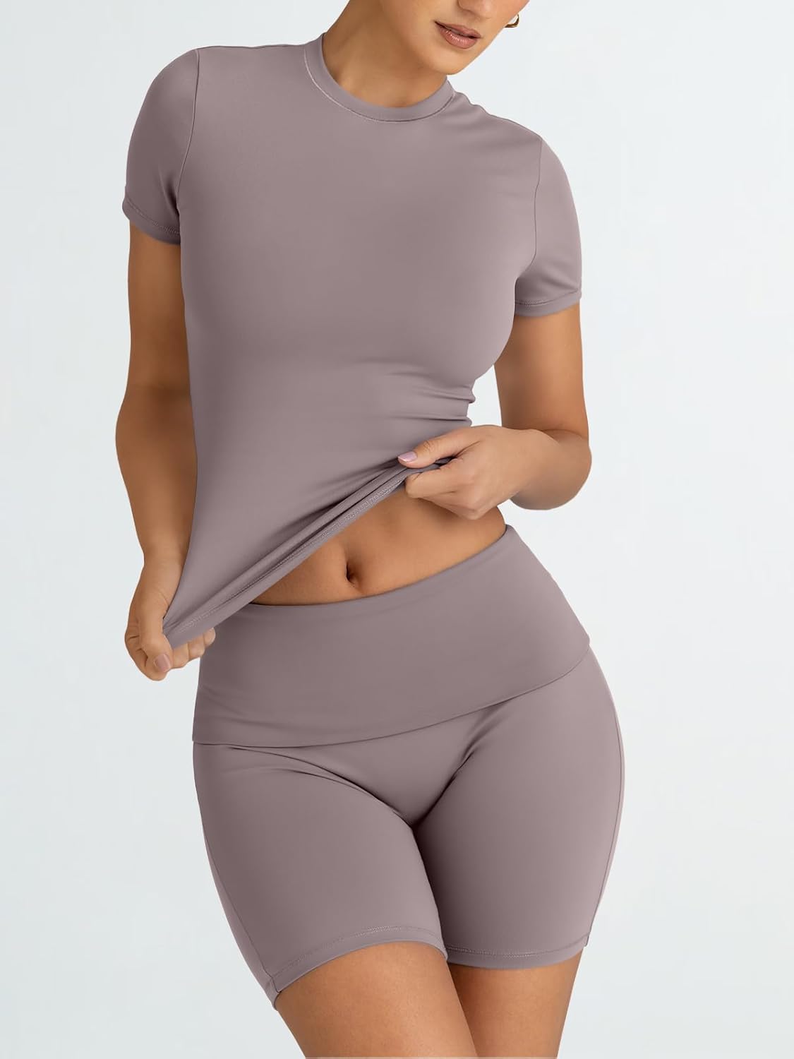 Detalle de Trendy Queen 2-Piece Summer Workout Set (Crop Top & Slim Shorts) — Nylon/Spandex Gym, Pilates, Yoga & Going Out