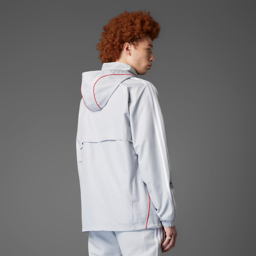 Detalle de FC Bayern UBP Windbreaker de Adidas: chaqueta medio peso para días cambiantes