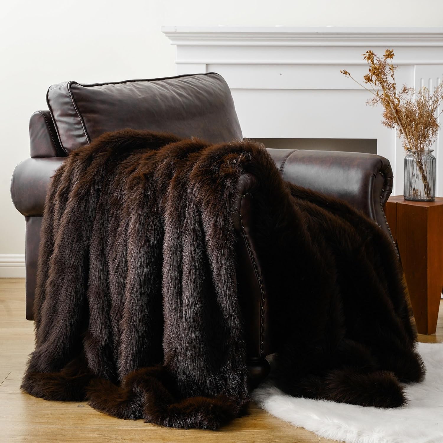 Detalle de Battilo Chocolate Faux Fur Throw Blanket, 60" x 80", Long-Pile, Two-Sided