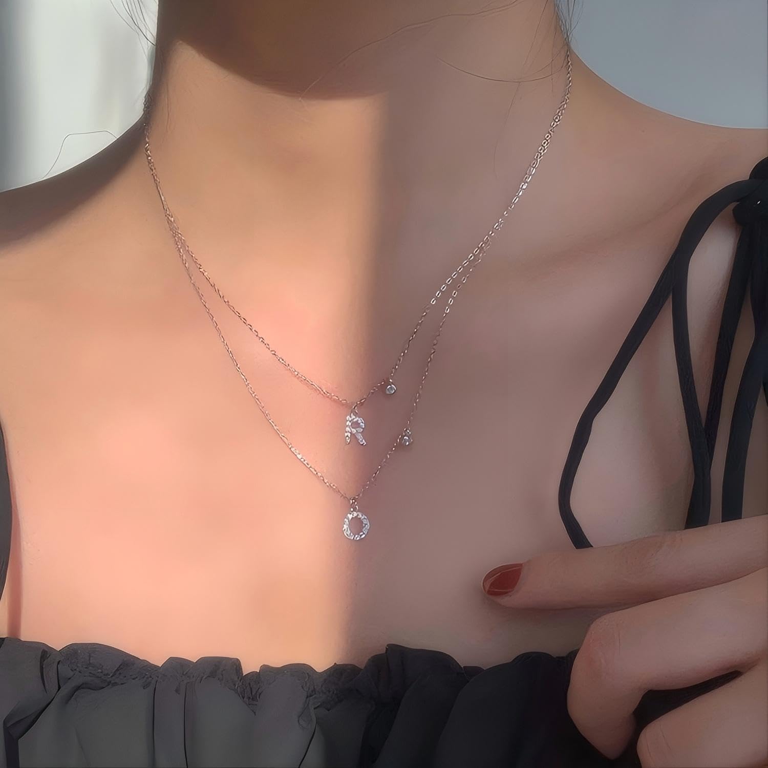 Detalle 2 de GUOYU 26 Collana Iniziale Lettera di Compleanno: Ciondolo in Zirconi d'Argento, Acciaio Inossidabile, Regalo Personalizzato