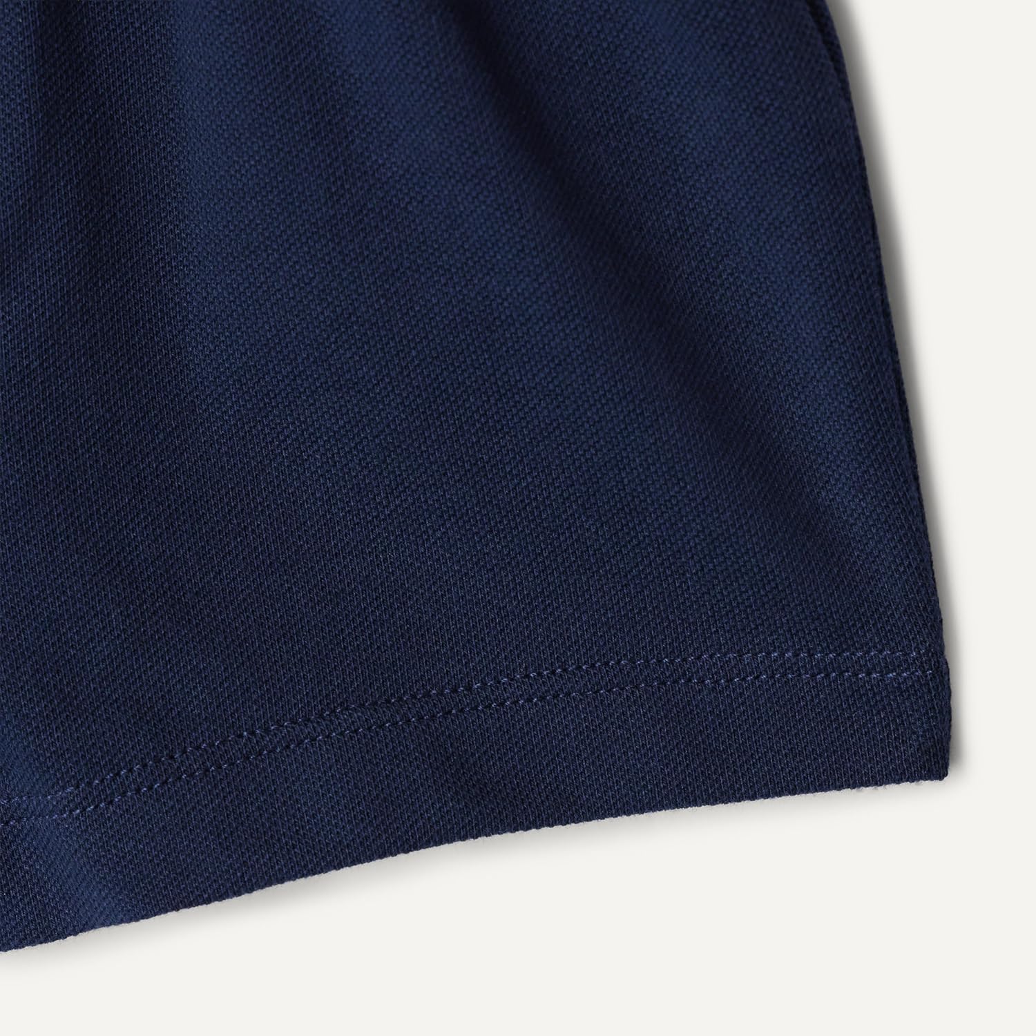 Detalle 2 de Amazon Essentials x Sofia Grainge Jungen- und Kleinkind-Spielset aus Baumwoll-Piqué – Hemd & Shorts