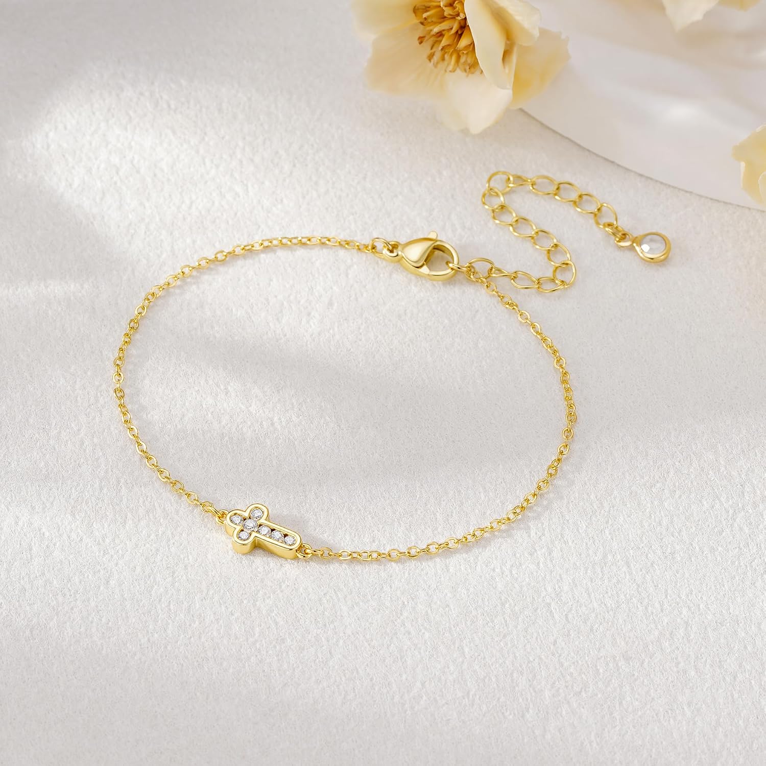Detalle 2 de Turandoss Gold Kreuz Armband Damen – zarte 14K Gold Vergoldet mit Maria-Medaillon
