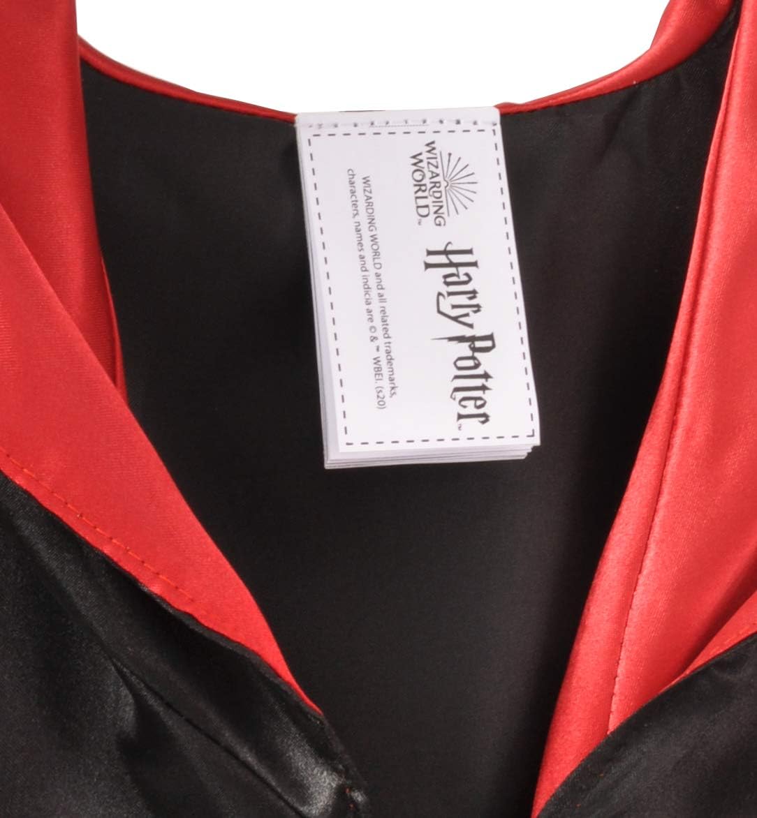 Detalle de Harry Potter Deluxe – kostium dla chłopca 7–9 lat z różdżką i haftowanym herbem Gryffindoru