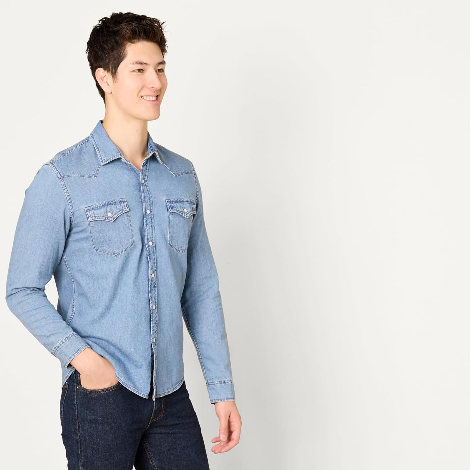 Detalle de Amazon Essentials Herren Slim-Fit Jeanshemd mit langen Ärmeln und Druckknöpfen – Hellblau, XXL