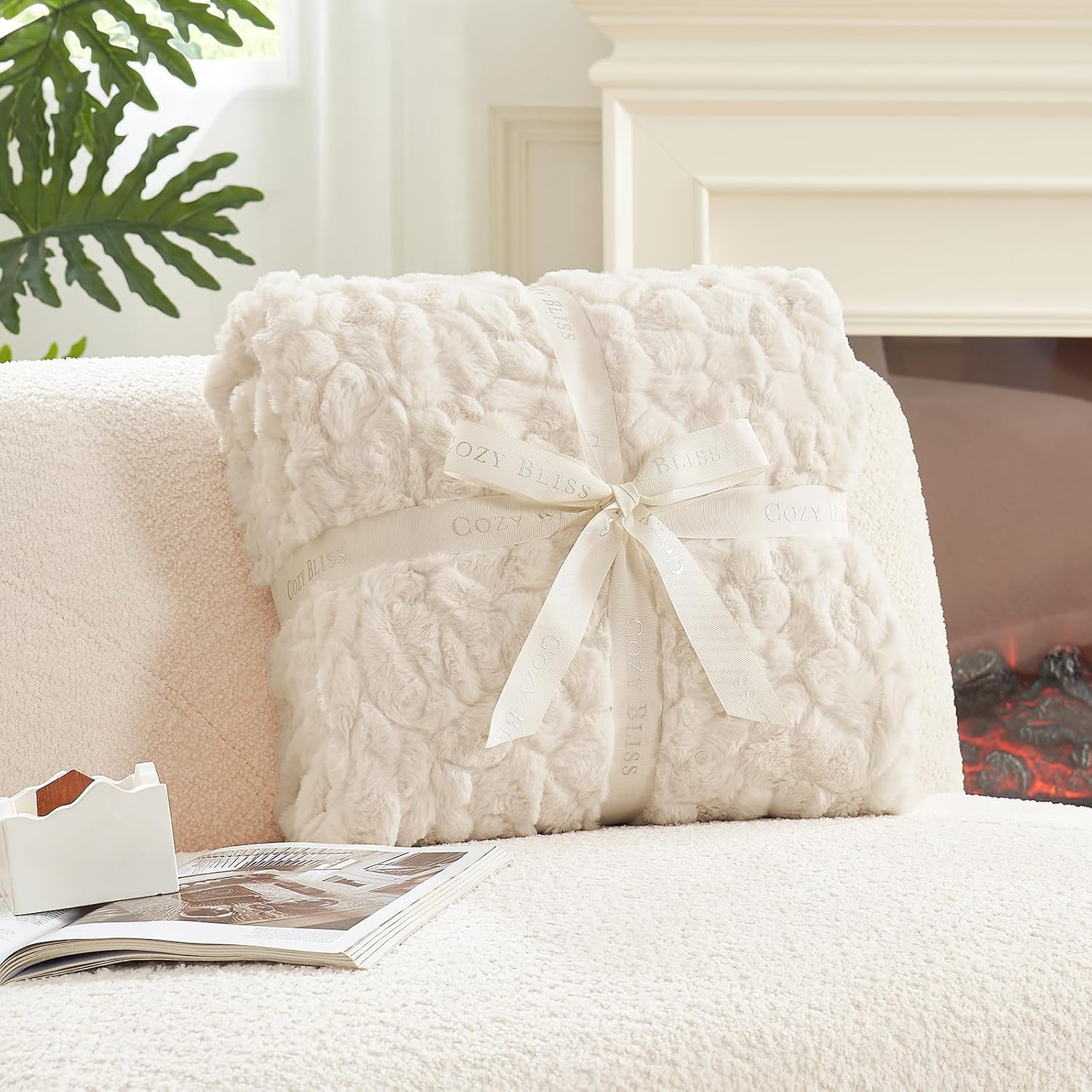 Detalle 2 de Cozy Bliss Faux Fur Throw Blanket 55×70 in