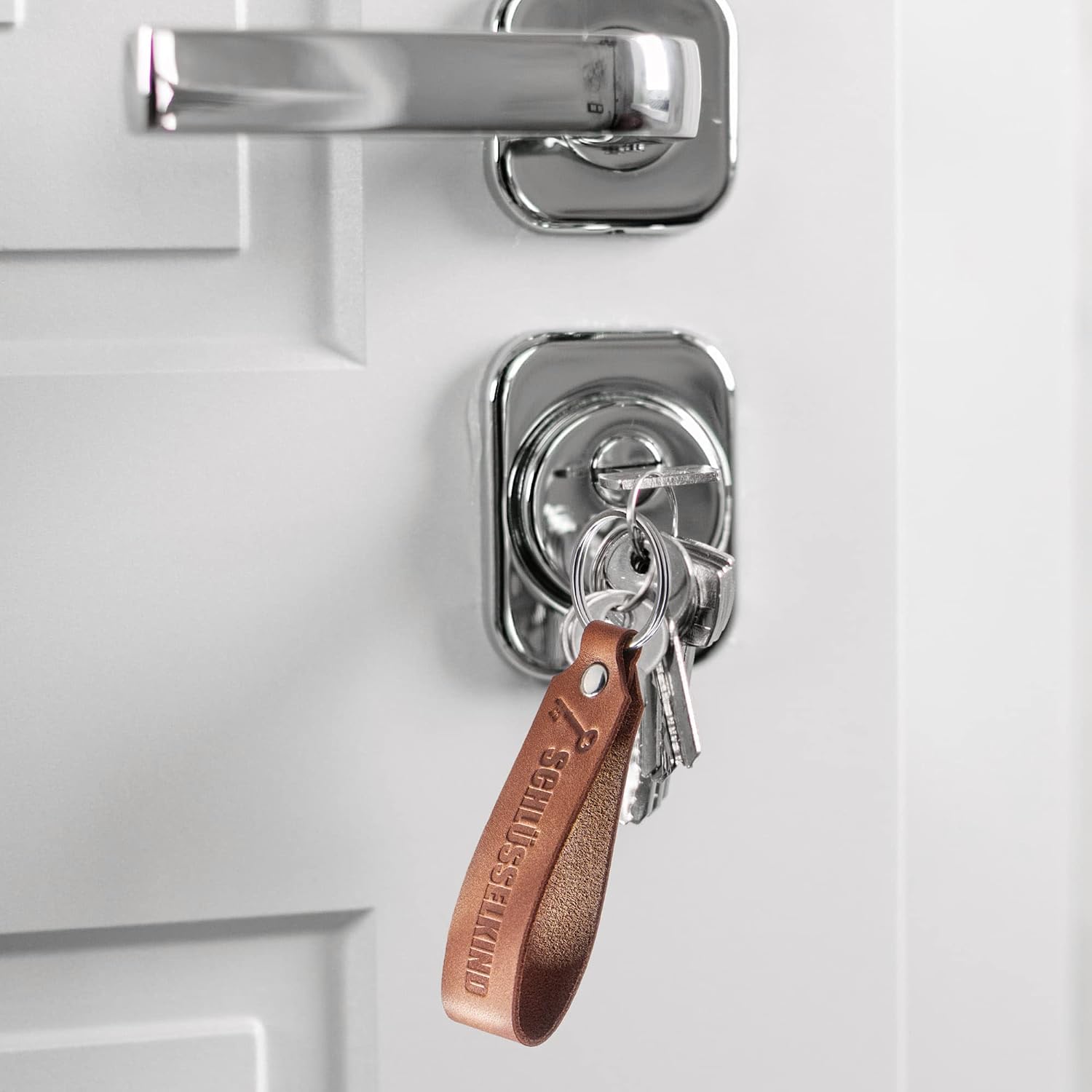 Thumbnail 3 de com-four® Porte-clés en cuir avec inscription en relief – délicat et polyvalent