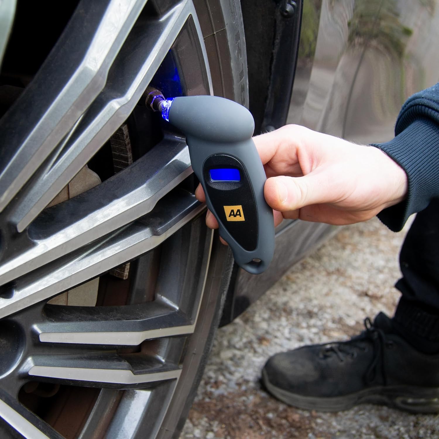 Thumbnail 2 de AA1634 Digital Tyre Pressure Gauge by AA — Easy to use, compact, backlit LCD
