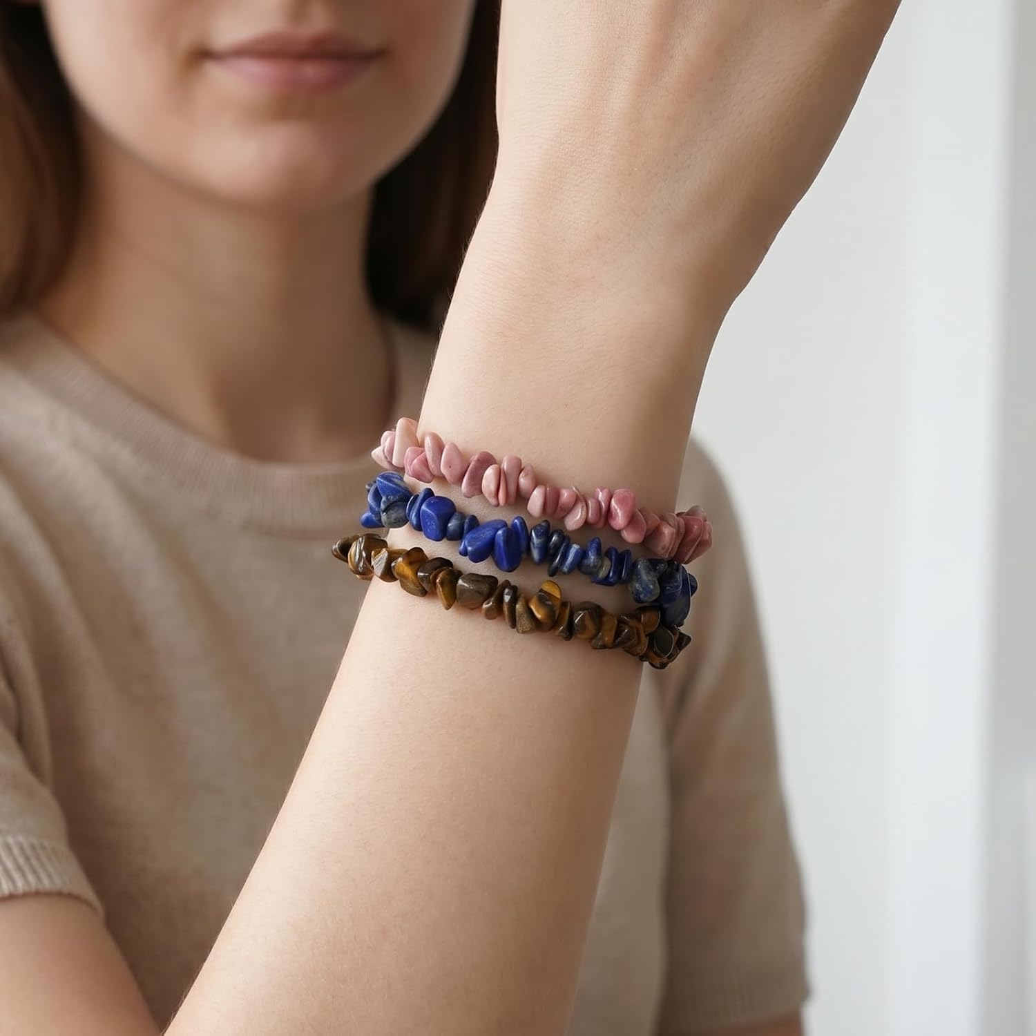 Detalle 2 de RUBY Naturstein Splitterarmband aus Rhodonit – handgefertigt, elastisch, mit Holzbox