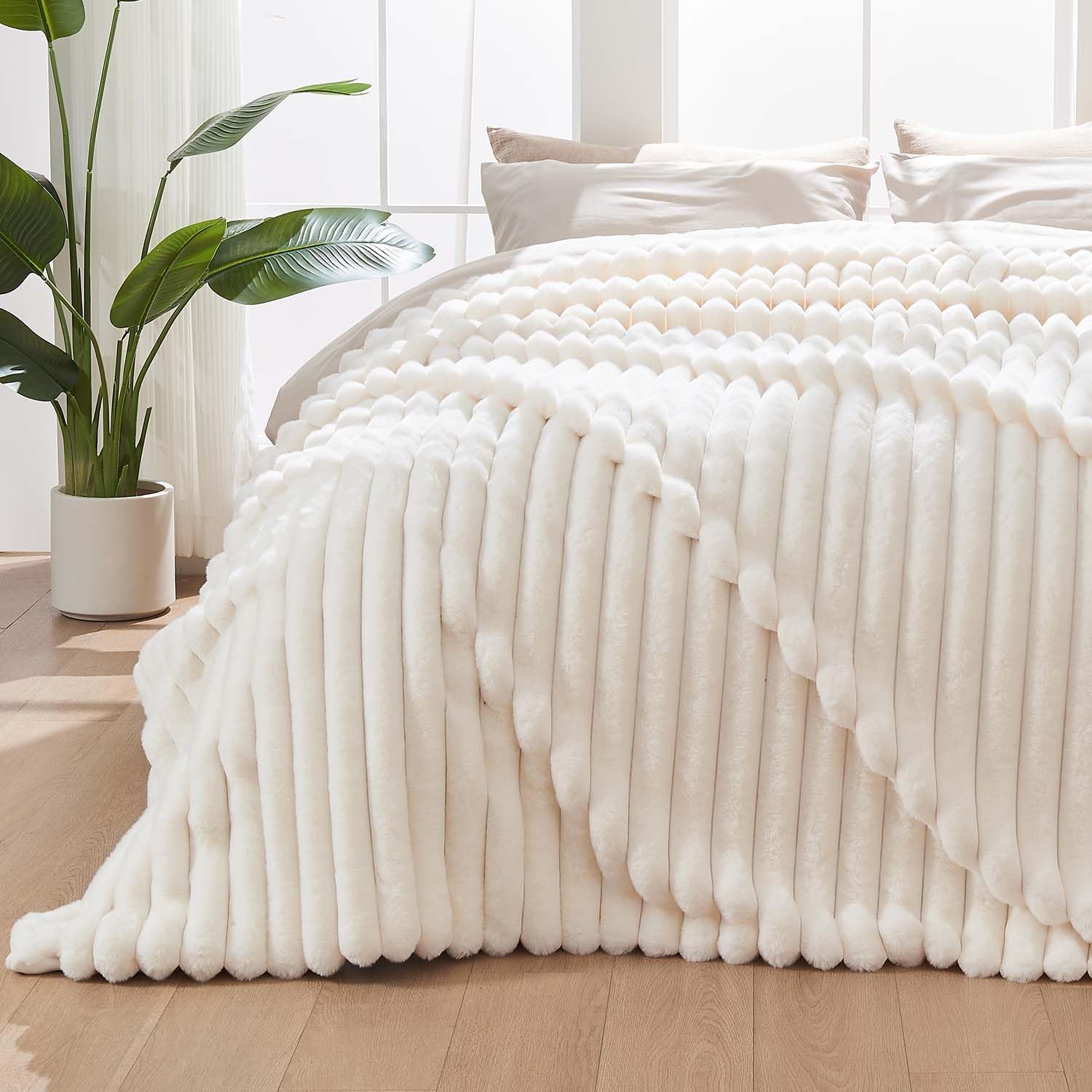 Detalle de Lotus Karen Queen Size Faux Rabbit Fur Blanket, Striped Cream White, 90 x 90 Inches