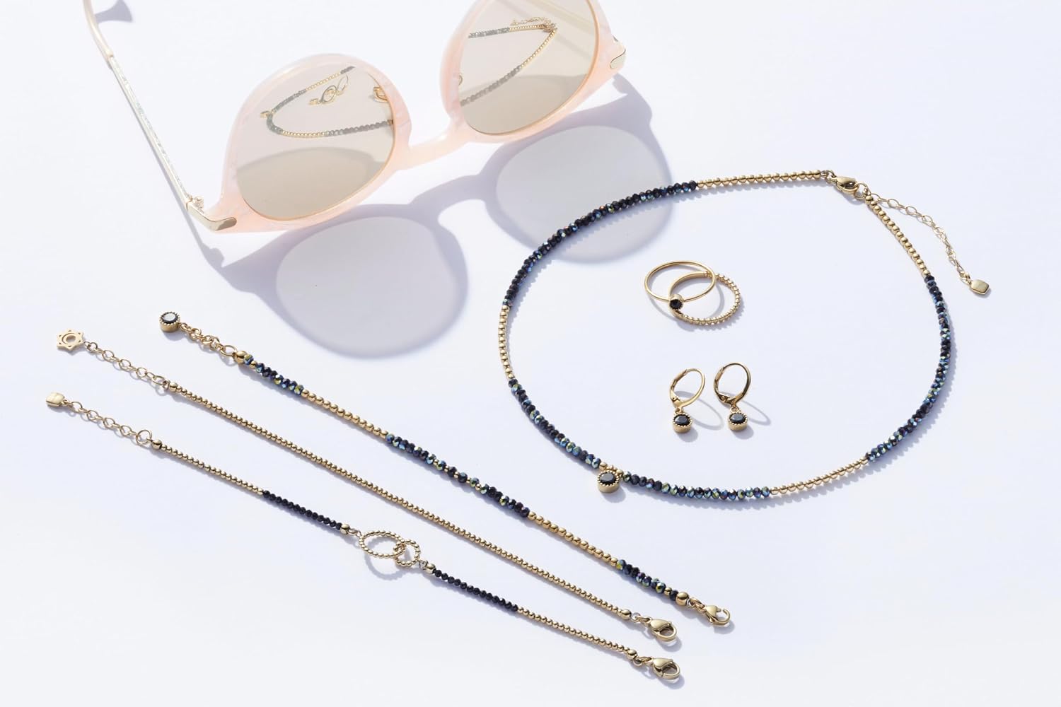 Detalle de JEWELS BY LEONARDO Armband „Ciao Lola“ – Armkette aus goldfarbenem Edelstahl mit schwarzen Facettenglaskristallen