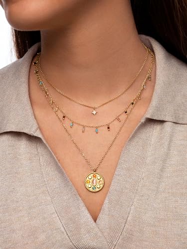 Detalle de SINGULARU Collar Medallion Five Stones: acero bañado en oro 18K con piedras naturales