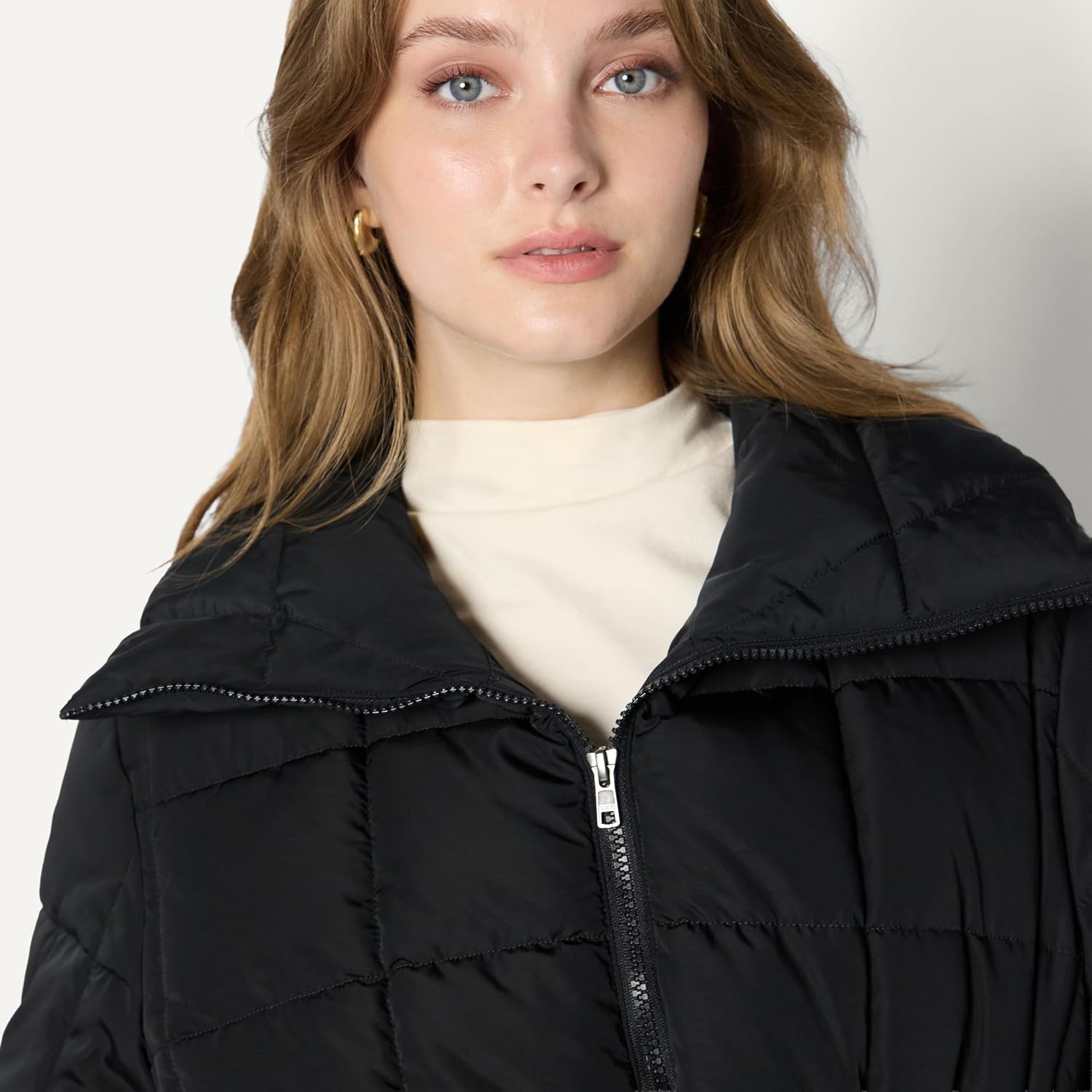 Detalle 2 de Amazon Essentials Damen Karierte Oversize-Steppjacke mit Puffärmeln