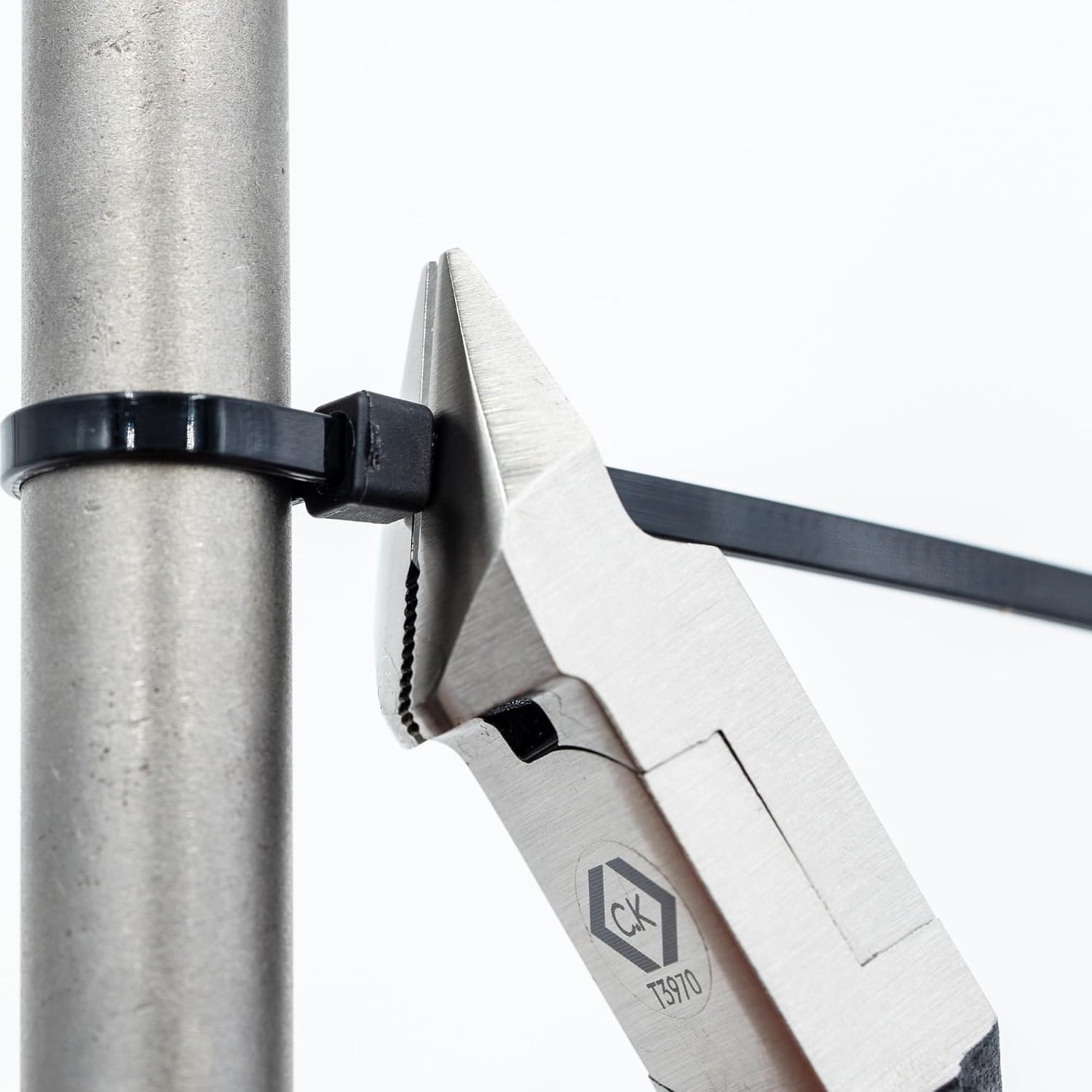 Detalle de CK Tools Cable Tie Installation Cutter T3970: Flush-Cut Pliers with Patent Grip