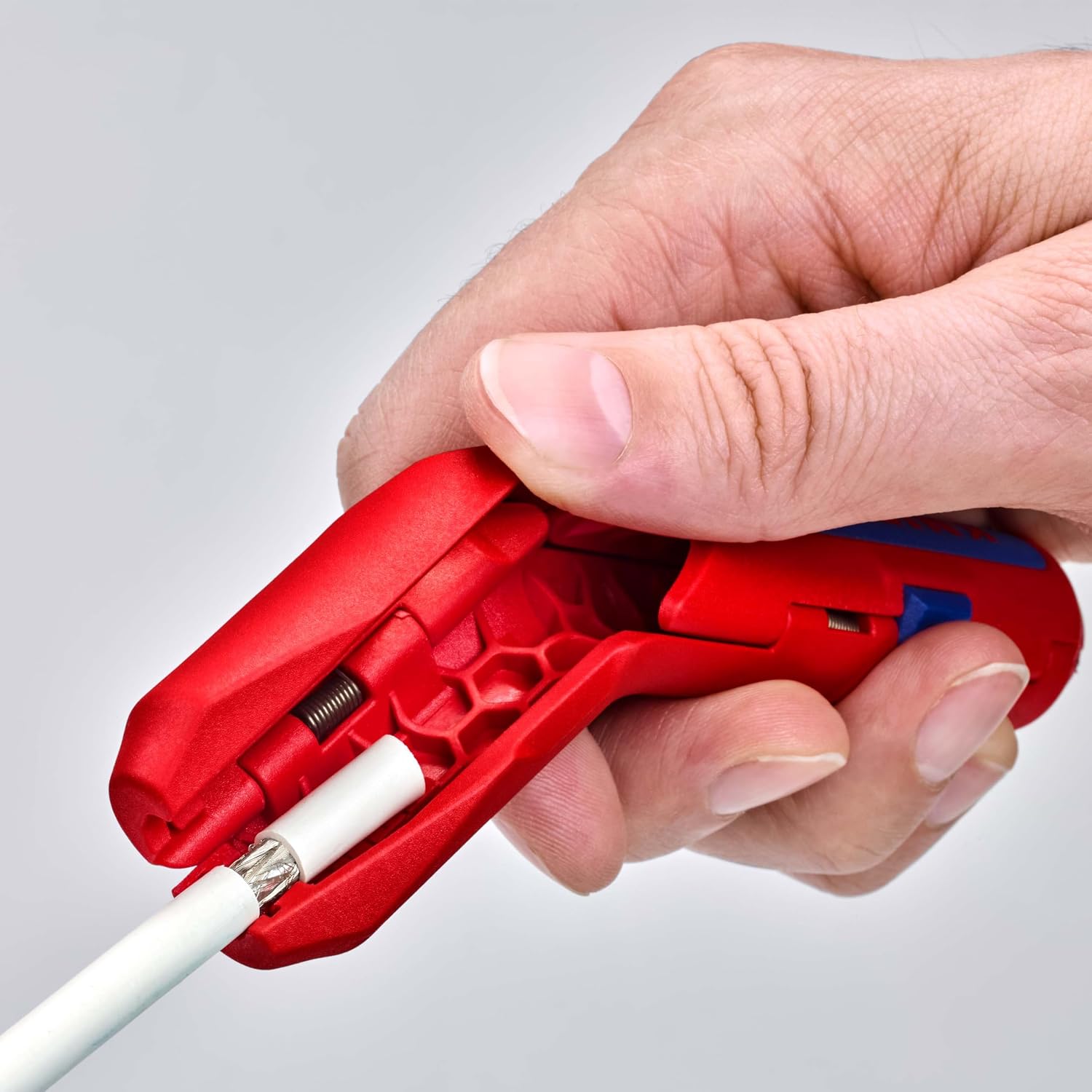 Detalle de Knipex ErgoStrip: Outil universel à dégainer 135 mm pour câbles 3G1,5 à 5G2,5 – 16 95 01 SB