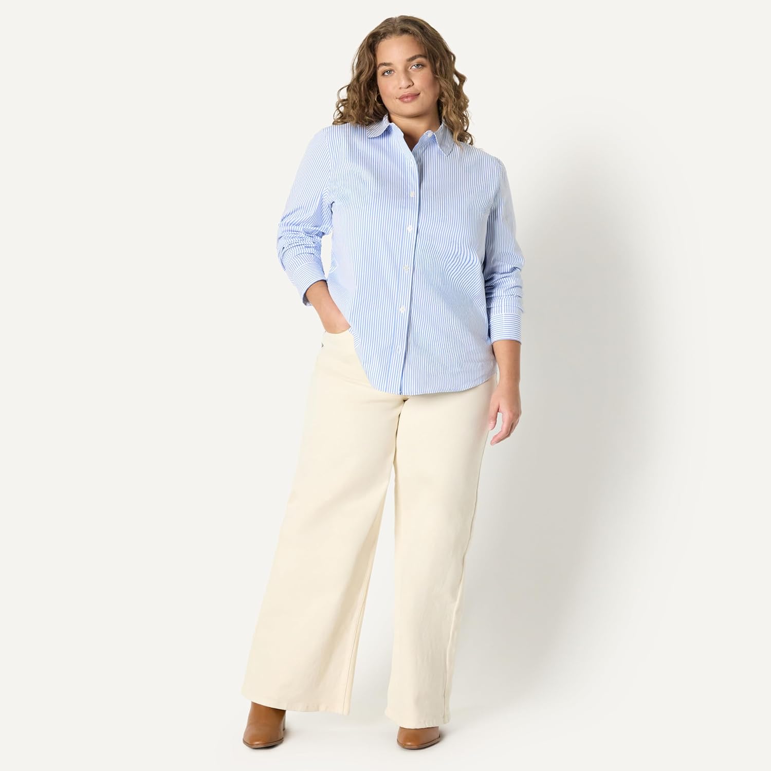Thumbnail 6 de Amazon Essentials Women’s Regular-Fit Stretch Poplin Button-Up Dress Shirt