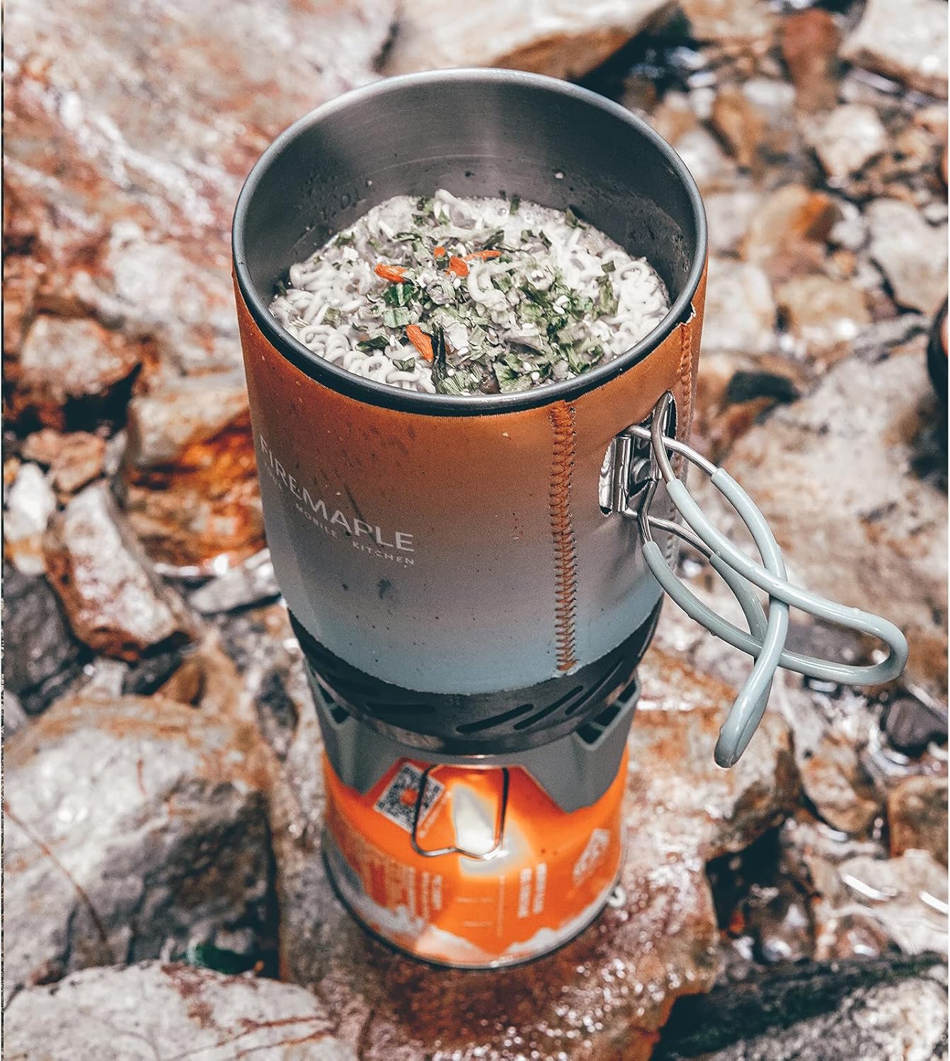Detalle de Fire-Maple X1 campingbrander met warmtewisselaar, piezo-ontsteking en kookpot