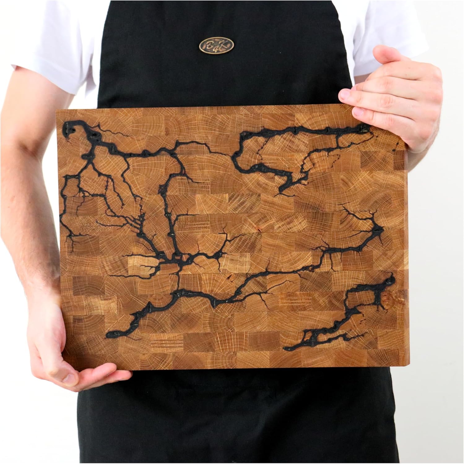 Detalle 2 de B4K Hackblock mit Ständer aus Eiche (40x30x4 cm) – Lichtenberg-Blitze Design, handgefertigtes Stirnholzbrett mit Griffen