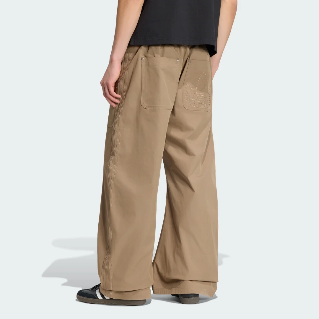 Detalle de Pantalón ancho premium Essentials de Adidas – Beige