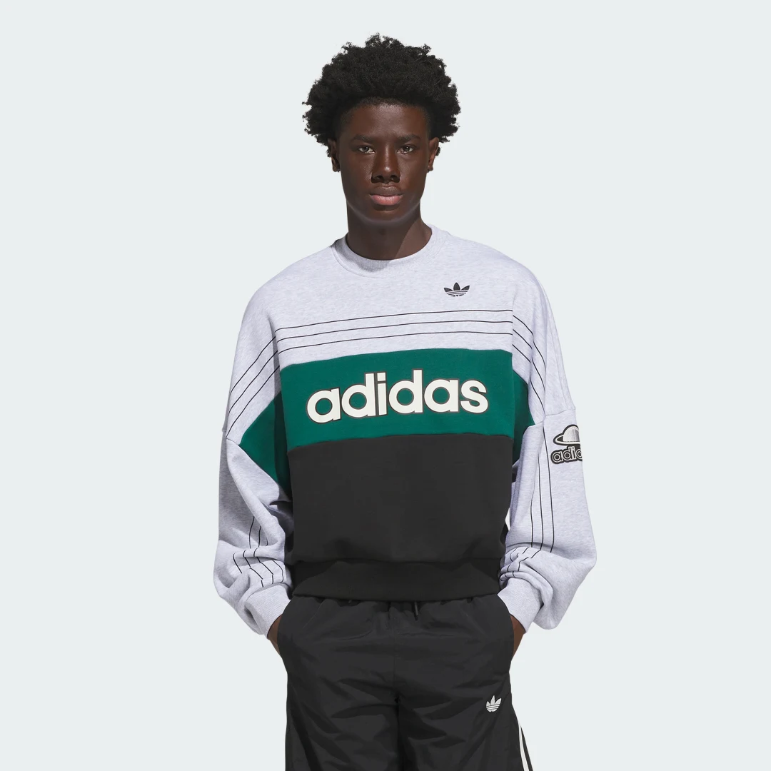 Detalle de Adidas Originals Varsity Sudadera de cuello redondo en gris