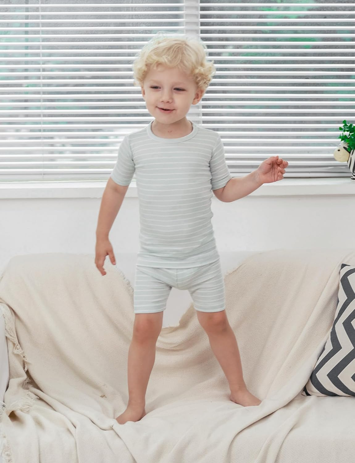 Detalle de AVAUMA Striped Pajama Set for Babies, Toddlers, and Kids