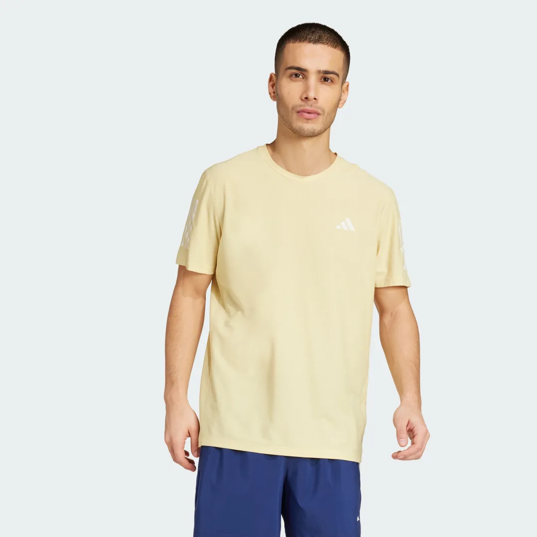 Detalle de Camiseta Own the Run de Adidas: color Amarillo, para runners que buscan comodidad y estilo