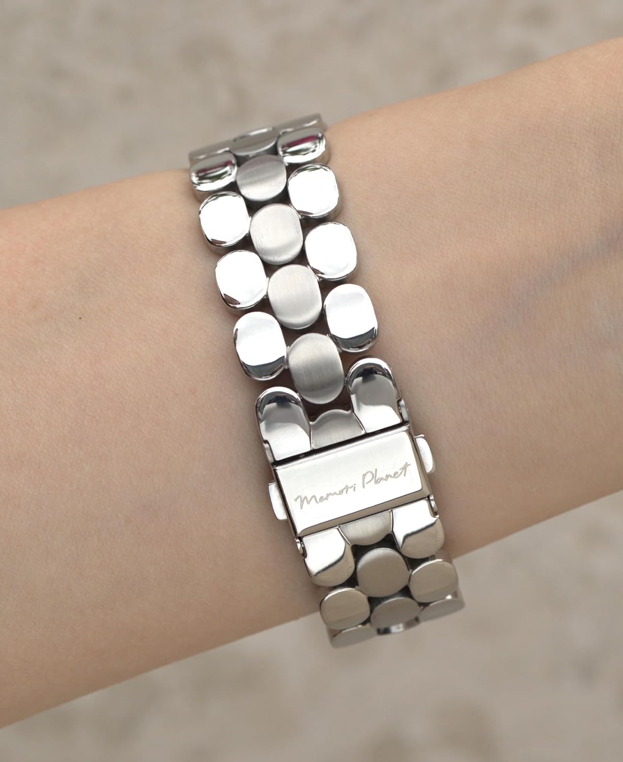 Detalle de Designer Silver Stainless Steel Apple Watch Band — Women’s Dressy Band (40–49mm) for Series 3–11