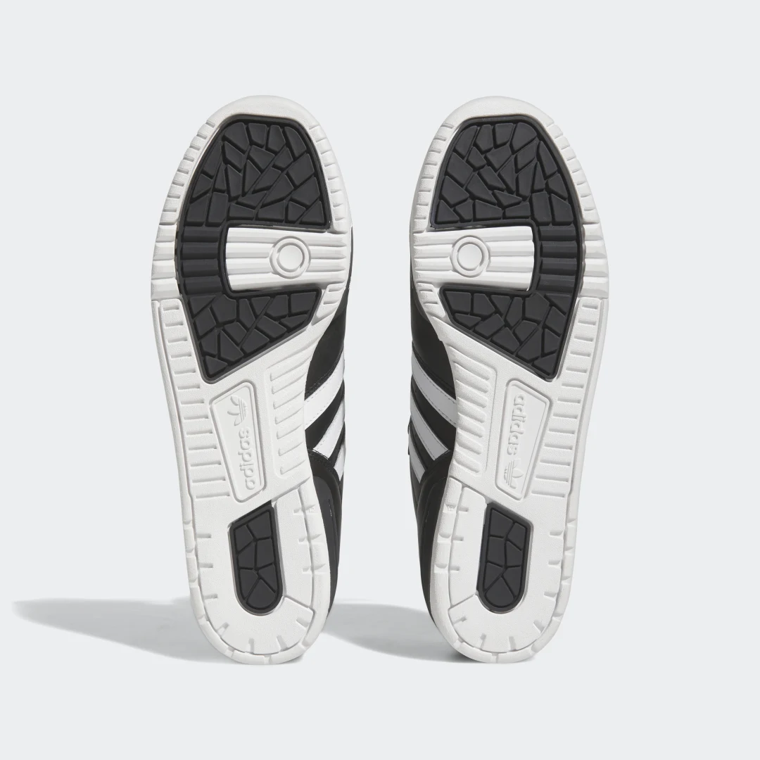 Detalle de Adidas Rivalry Low Negro: versátil y con historia para el día a día