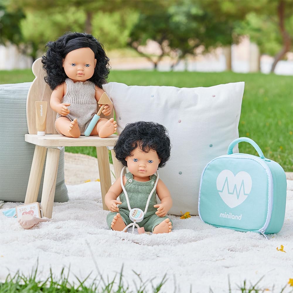 Thumbnail 3 de Miniland Europäische Babypuppe Mädchen mit schwarzen Locken, 38 cm – inkl. Unterwäsche & Geschenkbox (31262)
