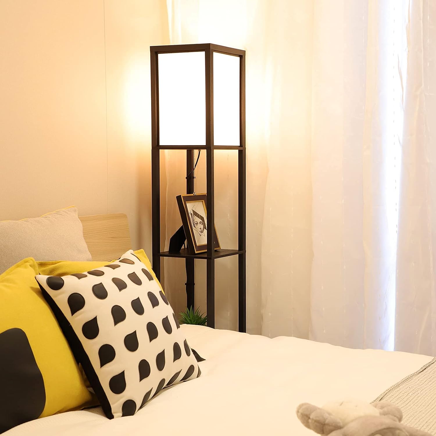 Detalle de Golvlampa i trä med tre hyllplan, E27-fäste och tre färgtemperaturer