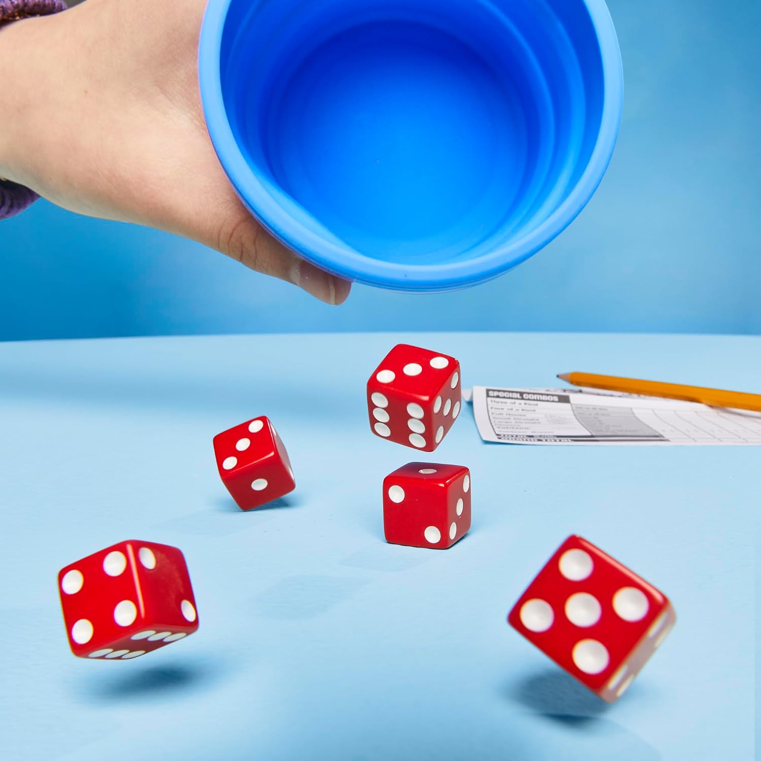 Detalle de Yahtzee dice game with silicone cup
