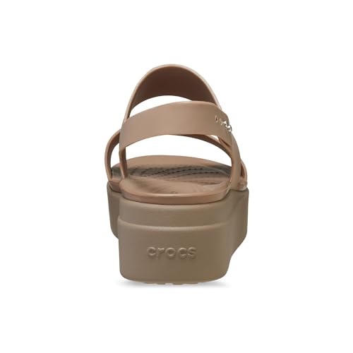 Detalle 2 de Crocs Mujer Brooklyn Low Wedge Sandalia – Latte/Mushroom, 39/40 EU