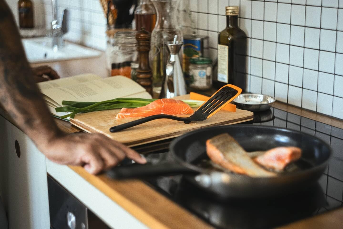 Detalle de Fiskars Functional Form 1079964 bakspaan met flexibele rand en geïntegreerde steun