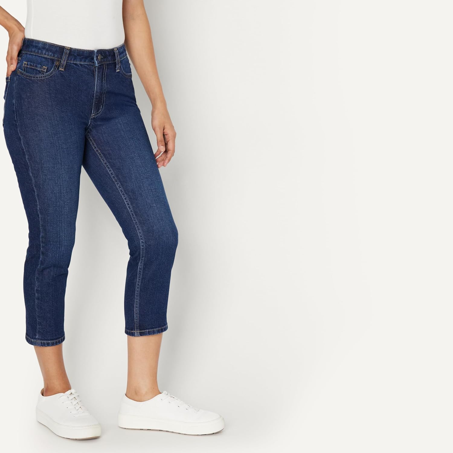Detalle 2 de Amazon Essentials Damen Slim-Fit Capri-Jeans mit mittlerem Stretchanteil und mittelhohem Bund